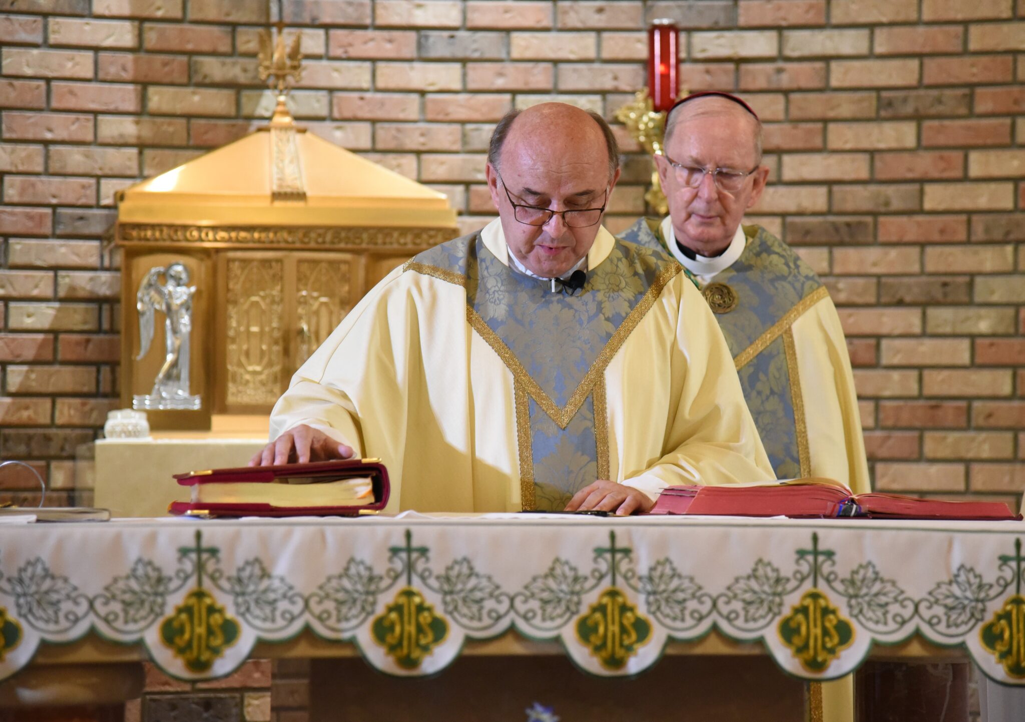 Parish receives 2 blessings — of portico and pastor – Diocese of ...