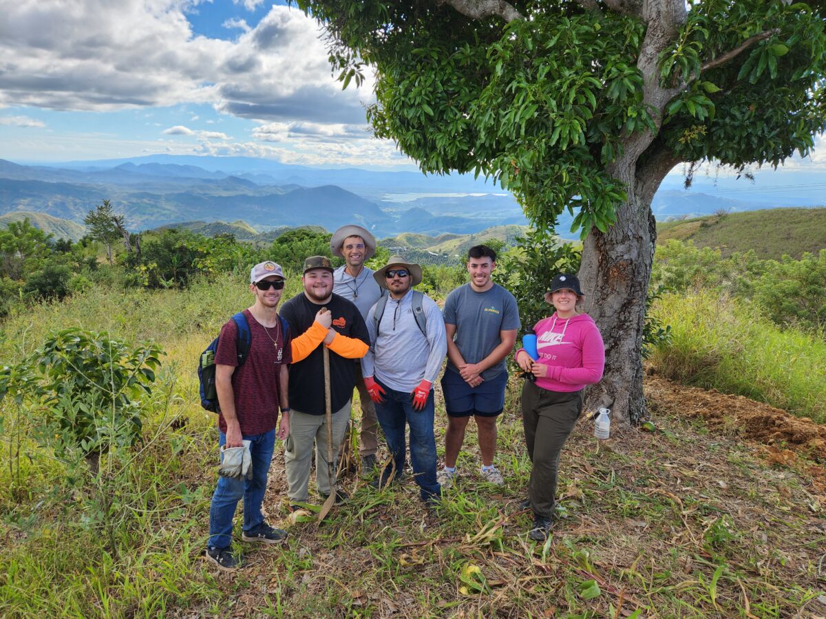 Priest leads FIT students to serve in the DR